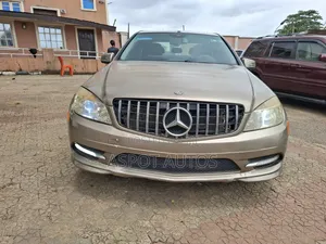 Mercedes-Benz C300 Luxury Sedan AWD (3.0L 6cyl 7A) 2008 Gold