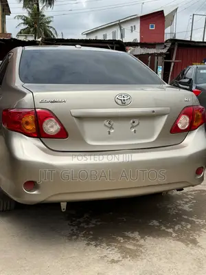 Toyota Corolla LE 4dr Sedan (1.8L 4cyl 4A) 2010 Gold