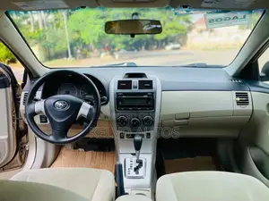Toyota Corolla 2012 Gold