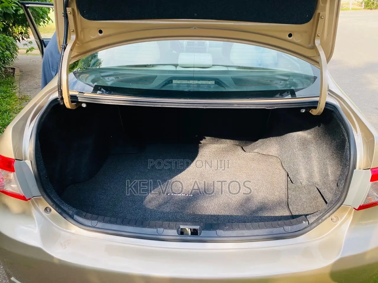 Toyota Corolla 2012 Gold