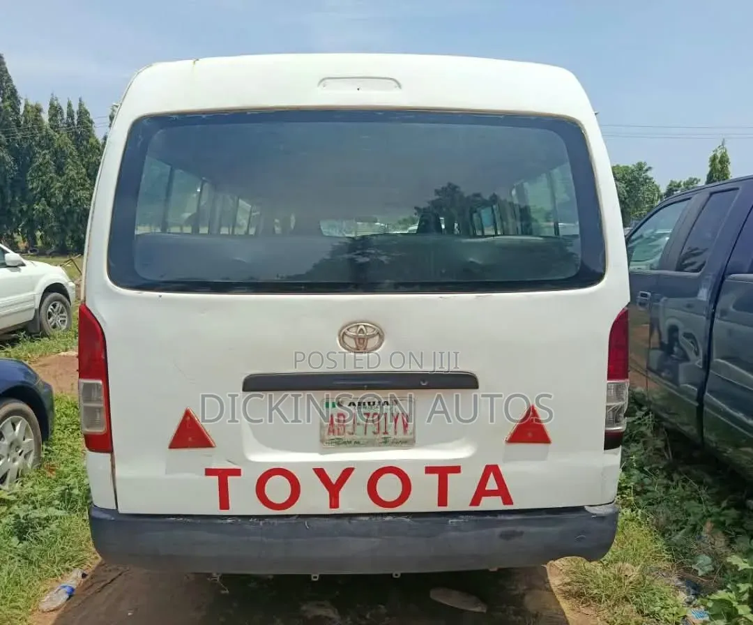 Toyota HiAce 2011 White
