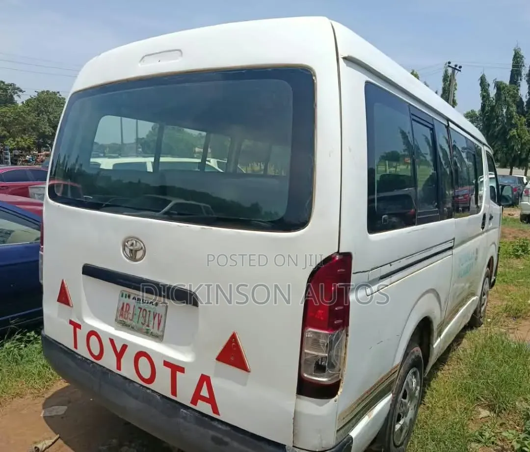 Toyota HiAce 2011 White