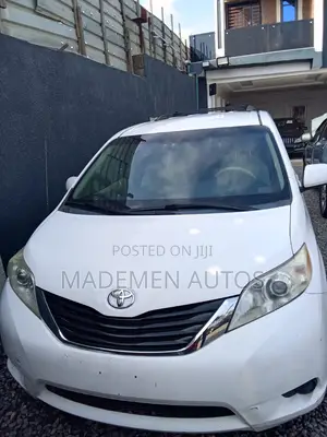 Toyota Sienna LE 8 Passenger 2011 White