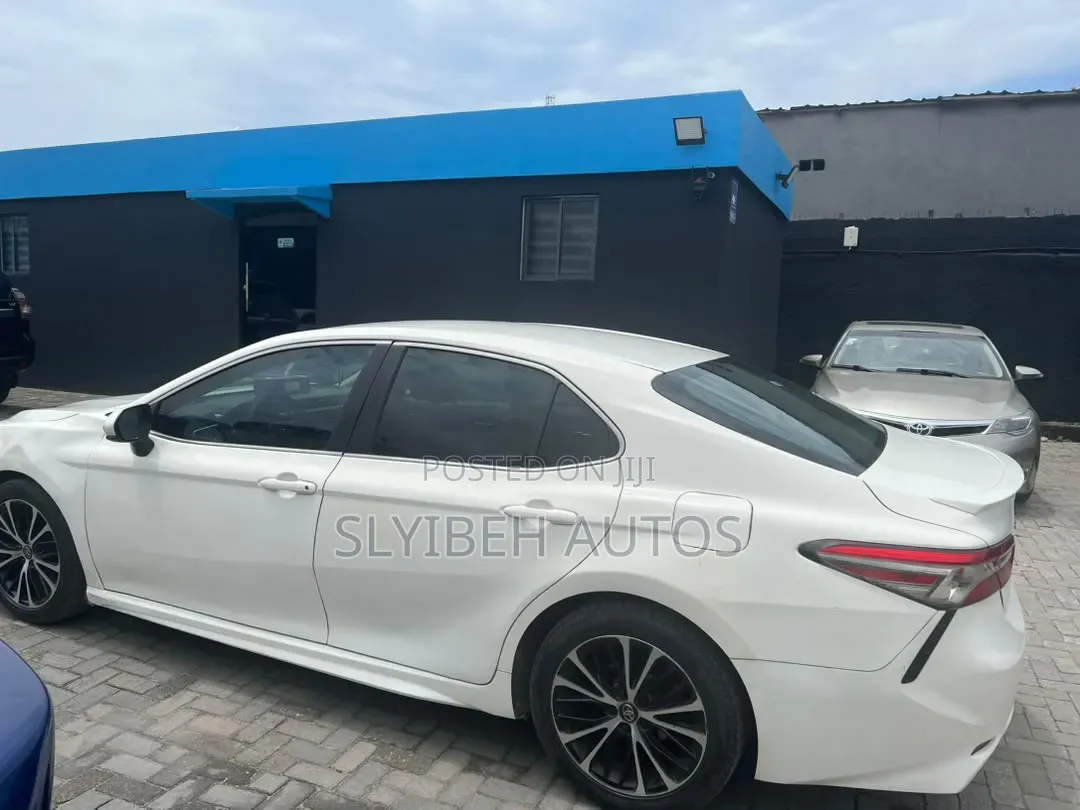 Toyota Camry 2018 White