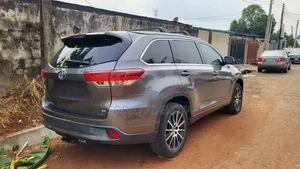 Toyota Highlander SE 4x4 V6 (3.5L 6cyl 8A) 2018 Gray