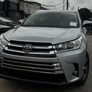 Toyota Highlander XLE 4x4 V6 (3.5L 6cyl 8A) 2018 Blue