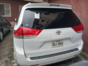 Toyota Sienna 2011 White