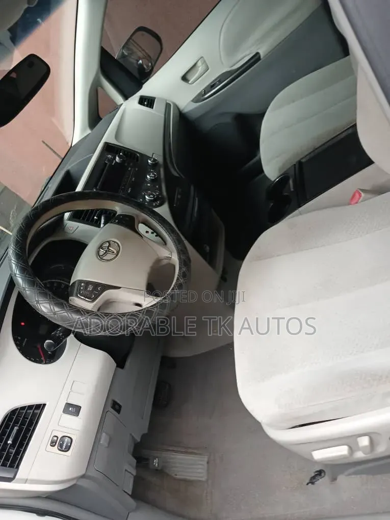 Toyota Sienna 2011 White