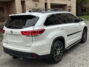 Toyota Highlander XLE 4x4 V6 (3.5L 6cyl 8A) 2017 White