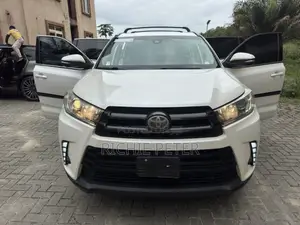 Toyota Highlander XLE 4x4 V6 (3.5L 6cyl 8A) 2017 White