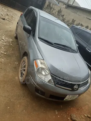Nissan Versa 1.8 S Hatchback 2011 Gray