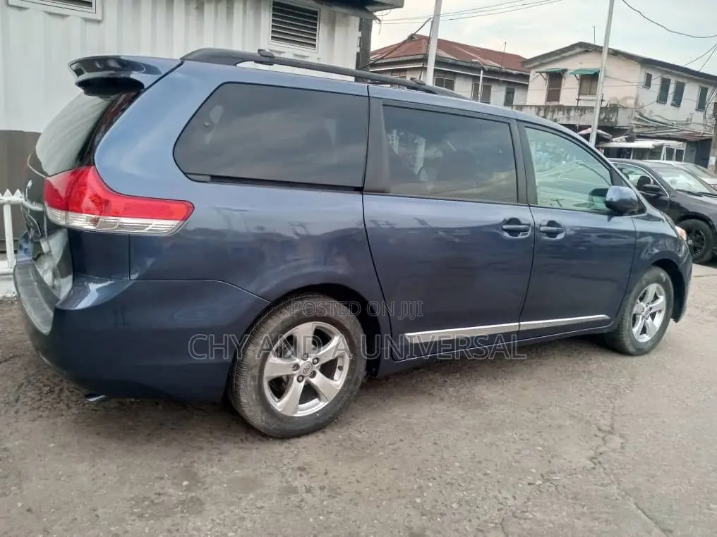 Toyota Sienna 2014 Blue