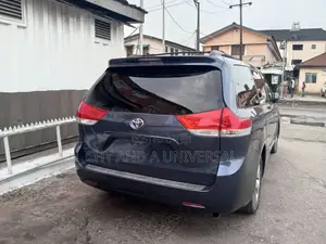 Toyota Sienna 2014 Blue