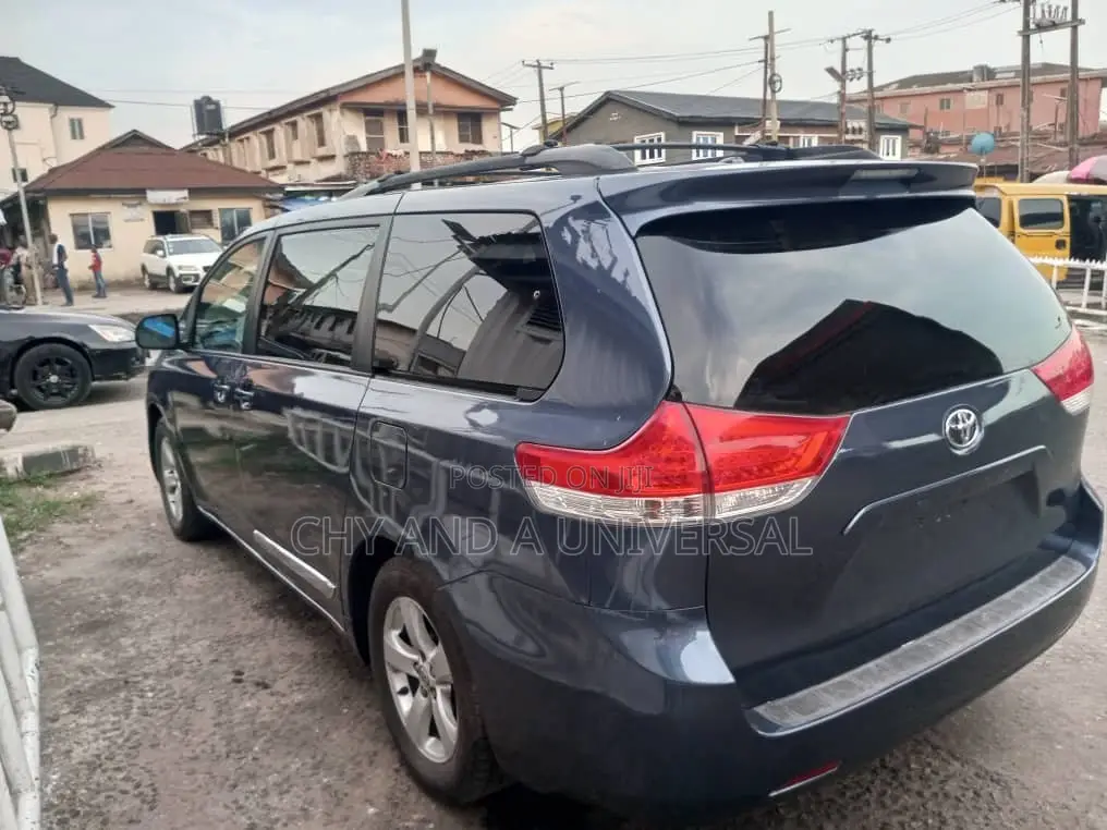 Toyota Sienna 2014 Blue