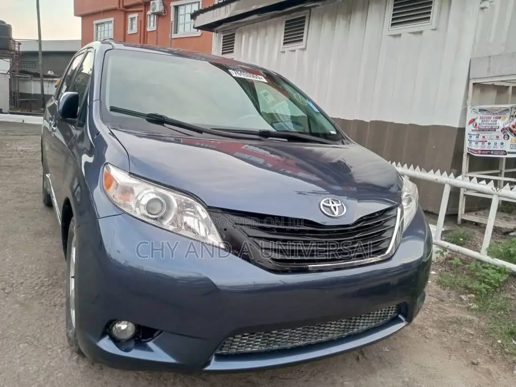 Toyota Sienna 2014 Blue