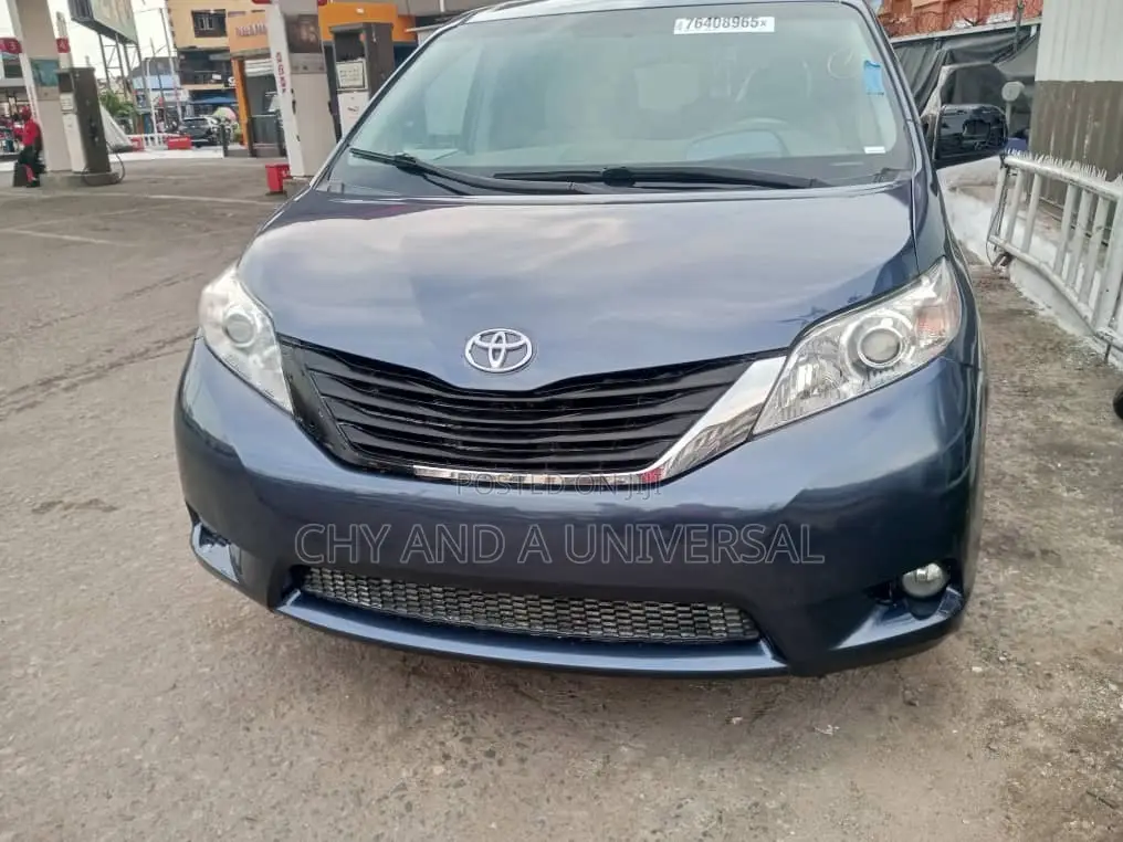 Toyota Sienna 2014 Blue