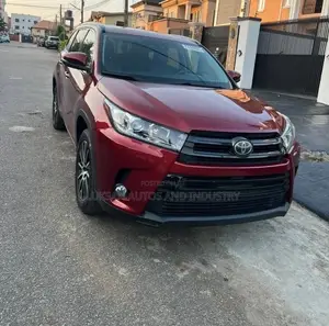 Toyota Highlander SE 4x4 V6 (3.5L 6cyl 8A) 2018 Maroon