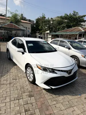 Toyota Camry LE (2.5L 4cyl 8A) 2019 White