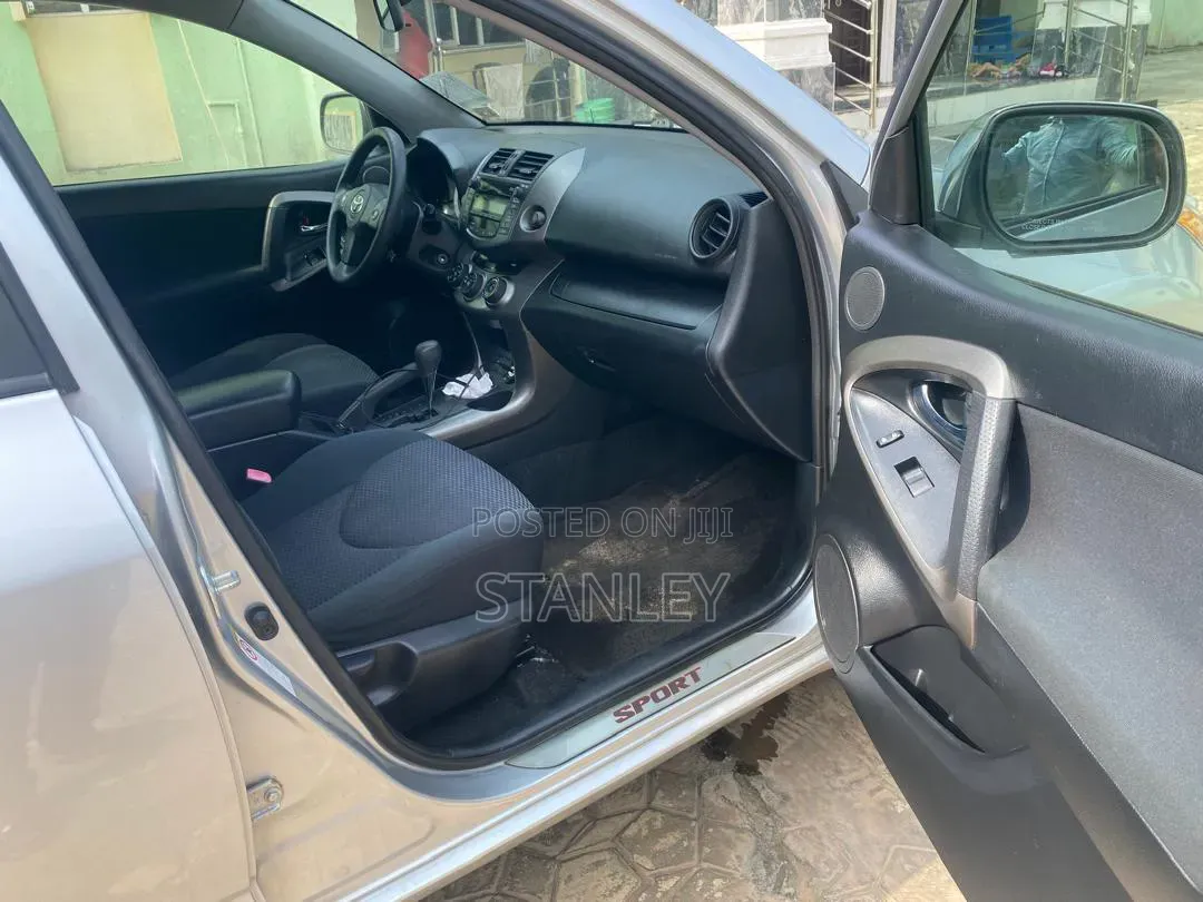 Toyota RAV4 2011 Silver