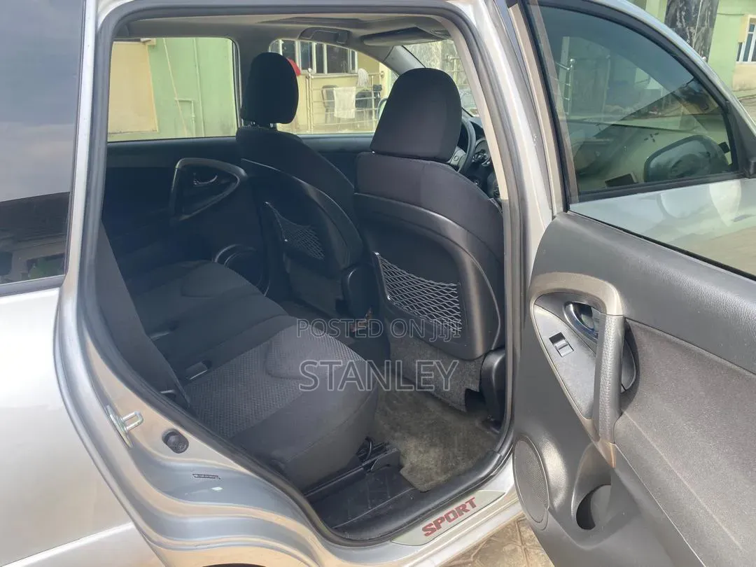 Toyota RAV4 2011 Silver