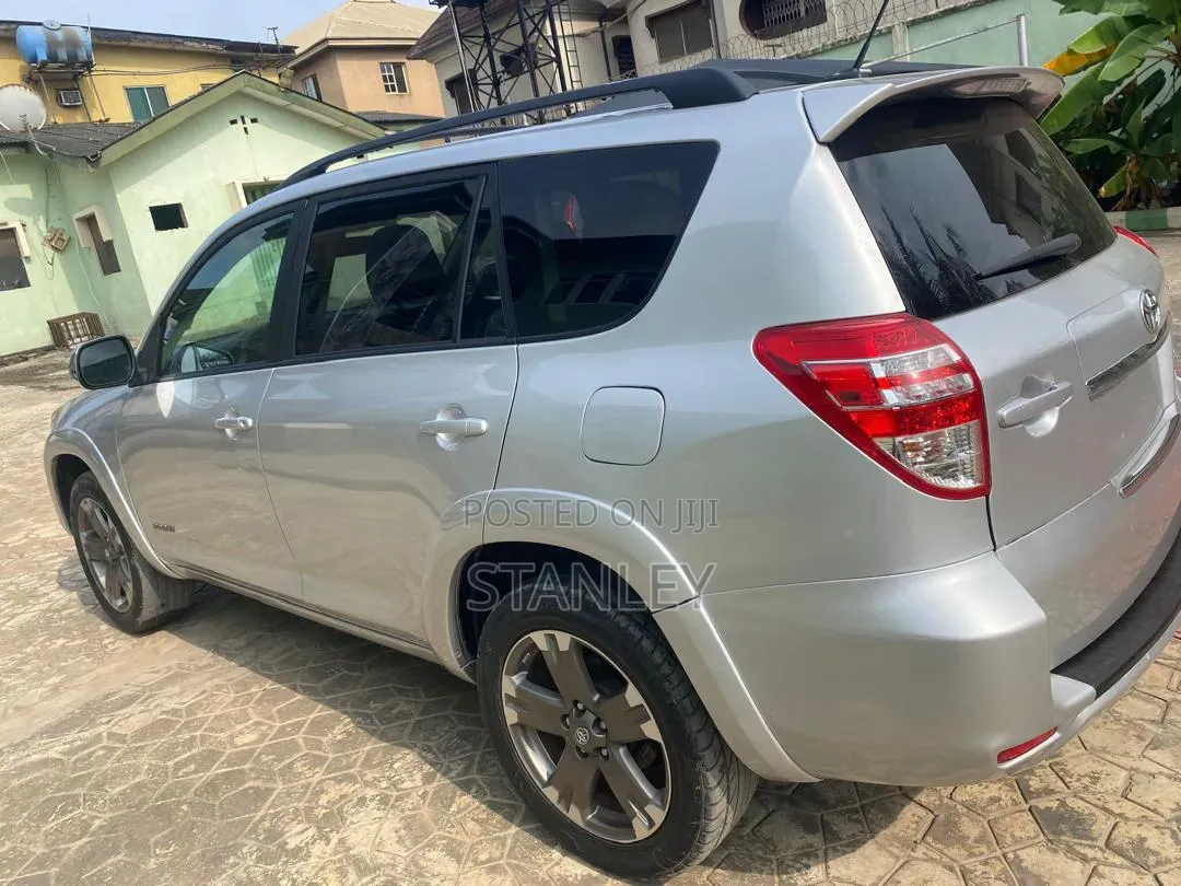 Toyota RAV4 2011 Silver