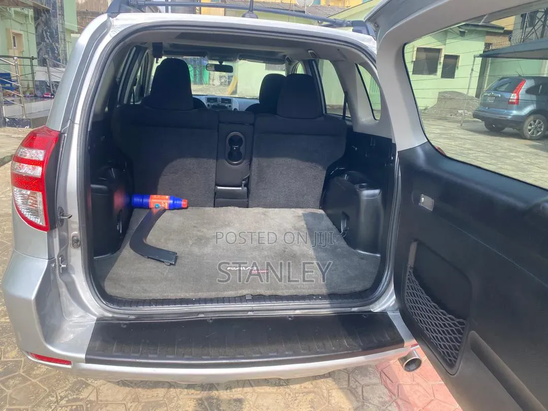 Toyota RAV4 2011 Silver