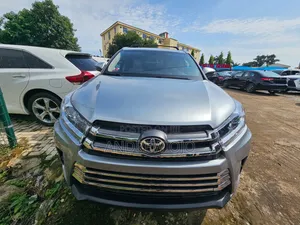 Toyota Highlander XLE 4x2 V6 (3.5L 6cyl 8A) 2017 Silver
