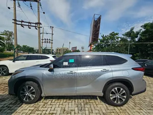 Toyota Highlander XLE 2021 Silver