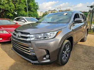 Toyota Highlander XLE 4x4 V6 (3.5L 6cyl 8A) 2017 Gray