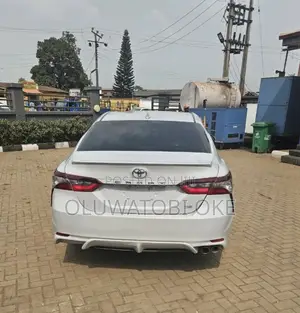 Toyota Camry SE 2023 White