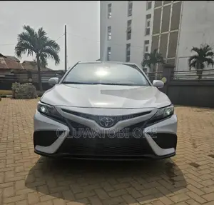 Toyota Camry SE 2023 White