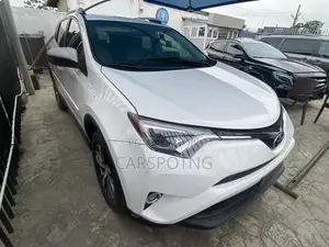 Toyota RAV4 XLE 4dr SUV AWD (2.5L 4cyl 6A) 2018 White