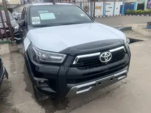 New Toyota Hilux 2025 Black