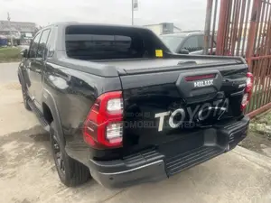 New Toyota Hilux 2025 Black