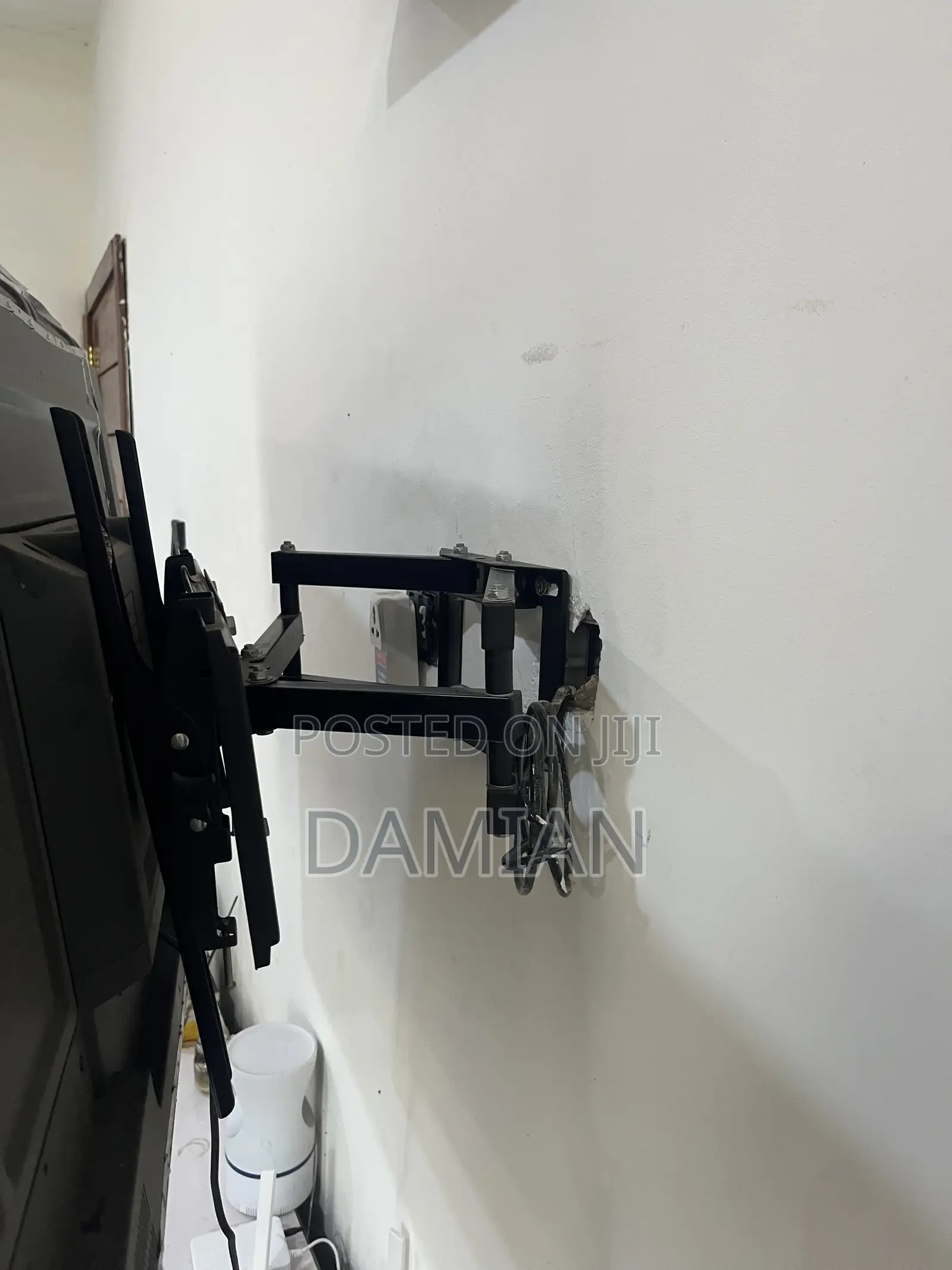 43” Nexus Smart TV With Adjustable Hanger