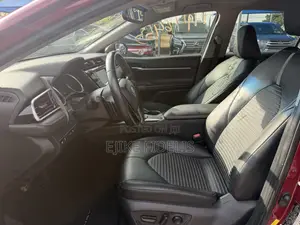 Toyota Camry SE FWD (2.5L 4cyl 8AM) 2018 Red