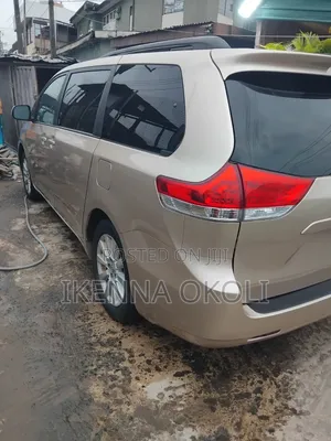 Toyota Sienna 2013 Gold