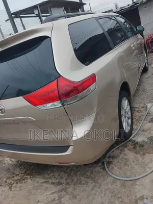 Toyota Sienna 2013 Gold