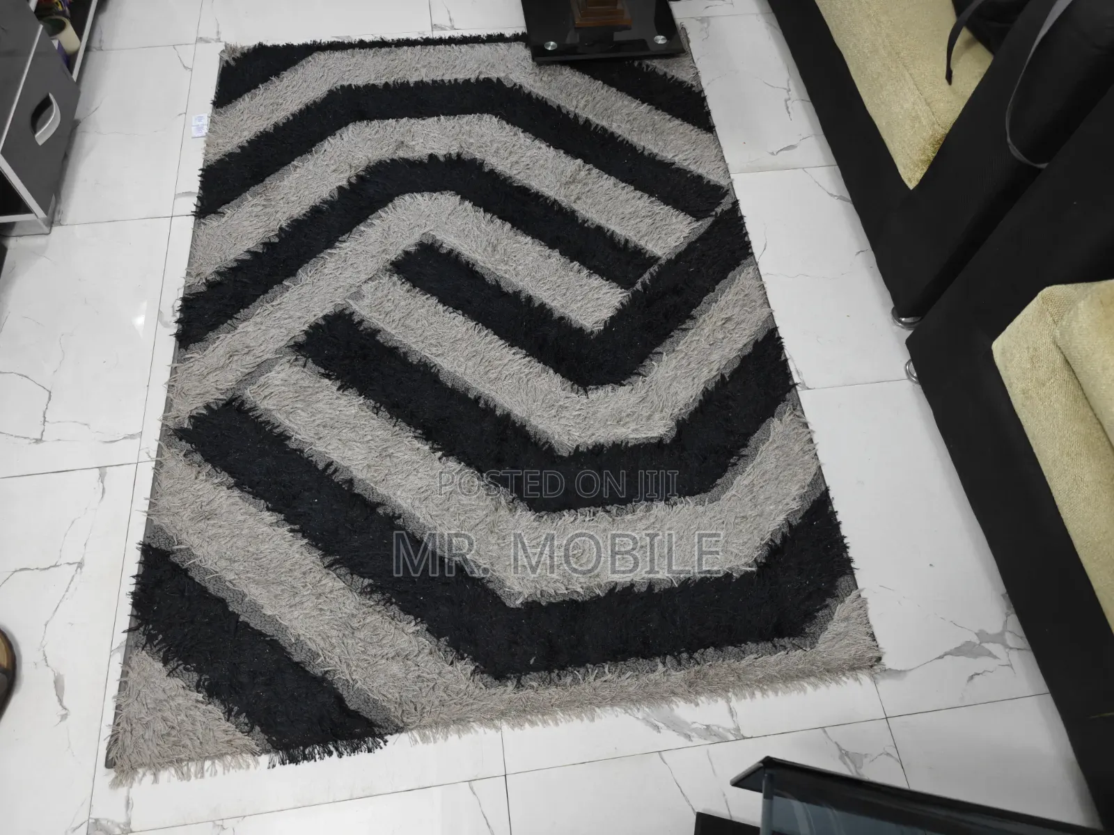 Well Maintained Centre Rug