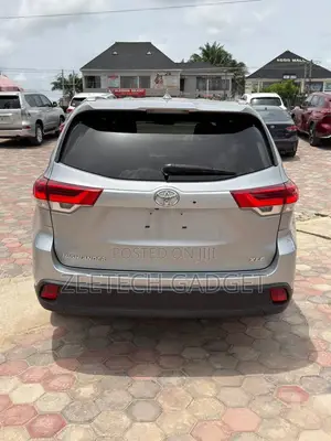 Toyota Highlander XLE 4x4 V6 (3.5L 6cyl 8A) 2018 Silver