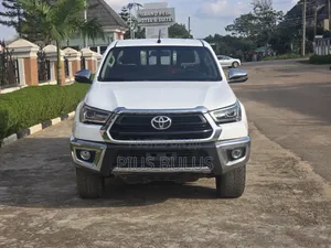 Toyota Hilux 2022 White