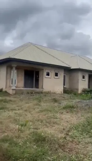 6bdrm Block of Flats in Benin City for sale