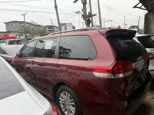 Toyota Sienna 2011 Red