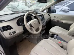 Toyota Sienna 2011 Red