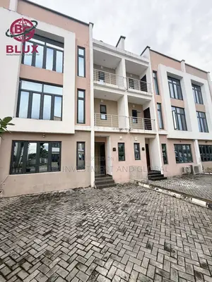 4bdrm Duplex in Off Platinum Way for sale