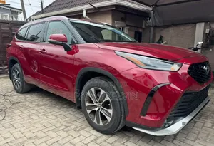 Toyota Highlander XLE 2021 Red