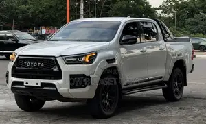 Toyota Hilux 2022 White