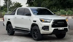 Toyota Hilux 2022 White