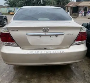 Toyota Camry LE 4dr Sedan (2.4L 4cyl 4A) 2004 Gold