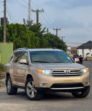 Toyota Highlander Limited 3.5l 4WD 2013 Gold